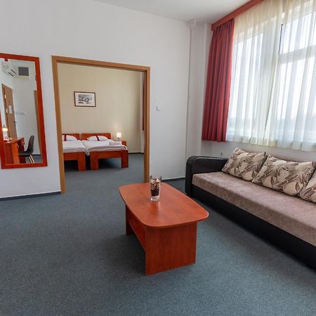 Fordan Hotel Печ Екстериор снимка