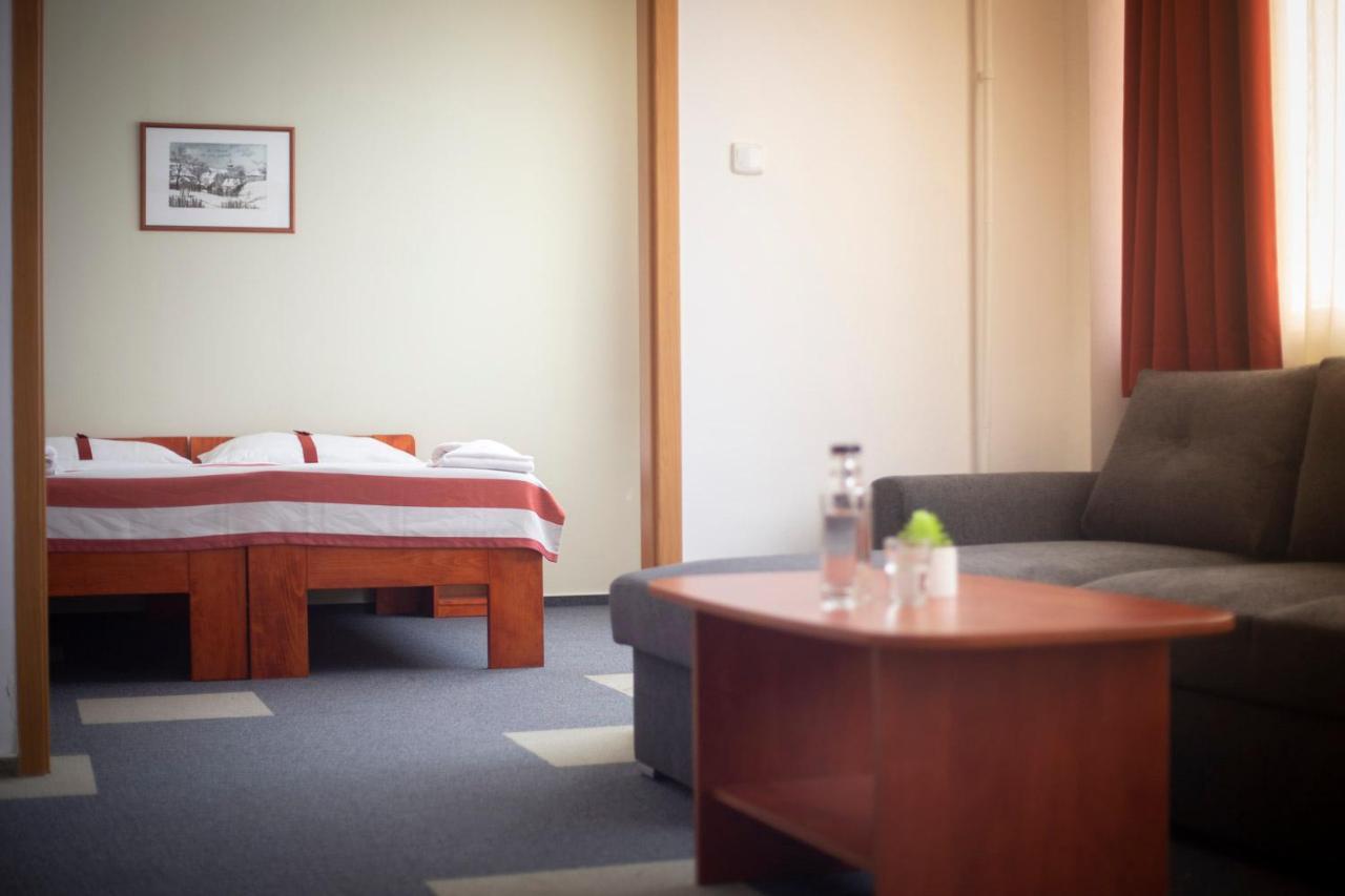 Fordan Hotel Печ Екстериор снимка
