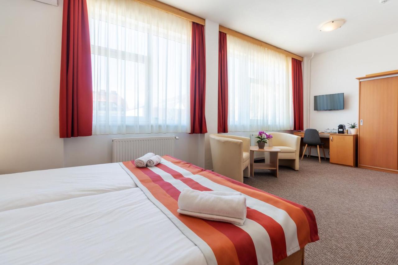 Fordan Hotel Печ Екстериор снимка