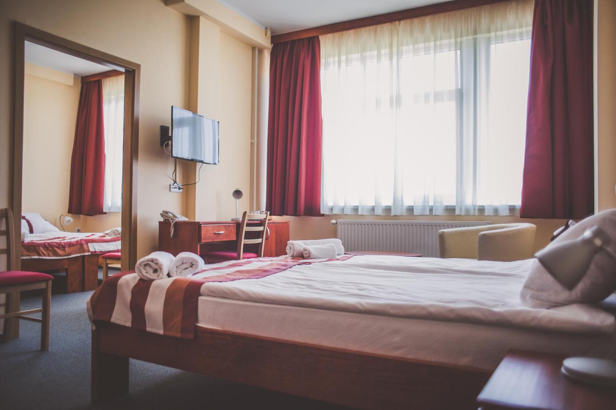 Fordan Hotel Печ Екстериор снимка