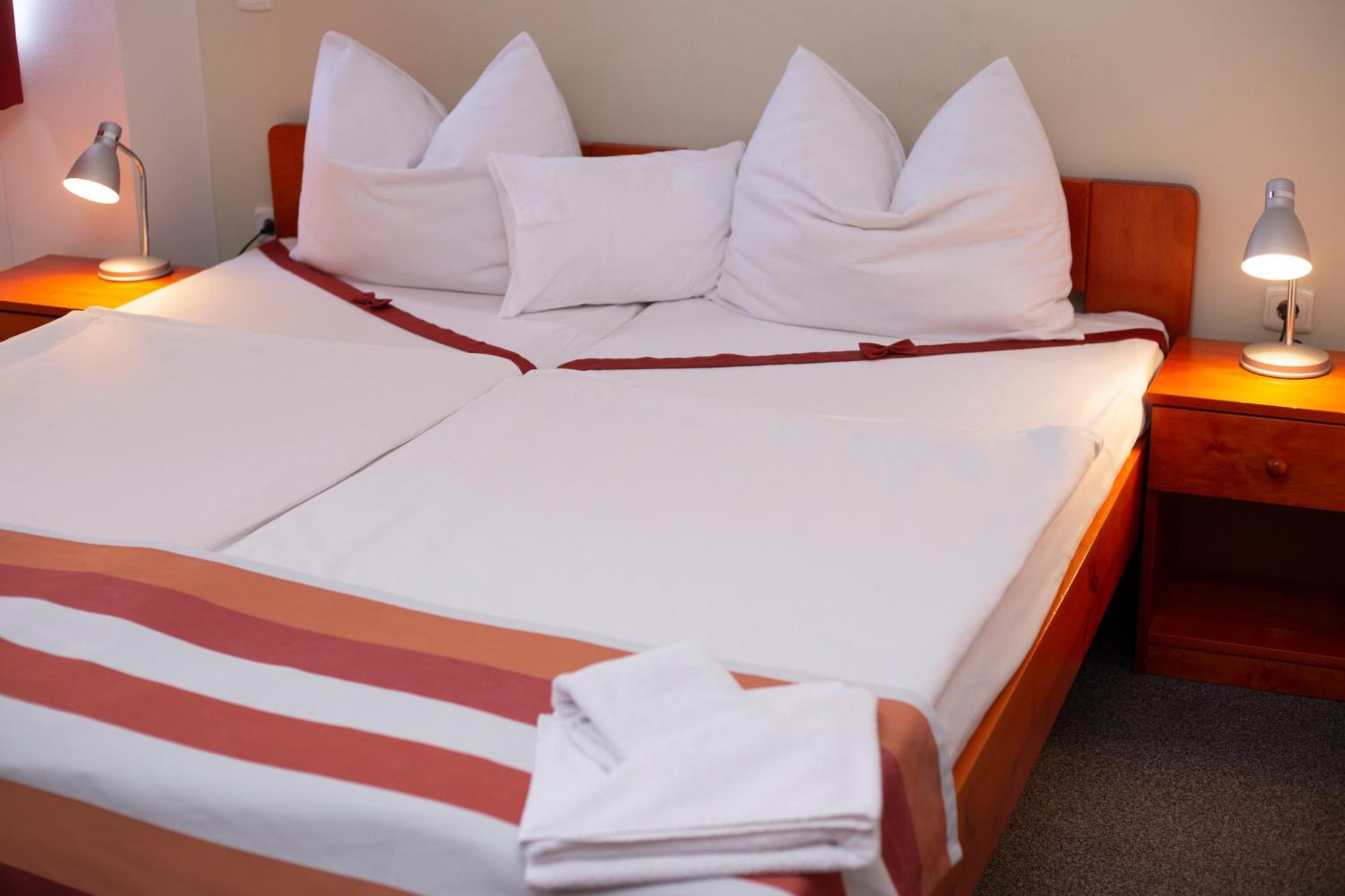 Fordan Hotel Печ Екстериор снимка