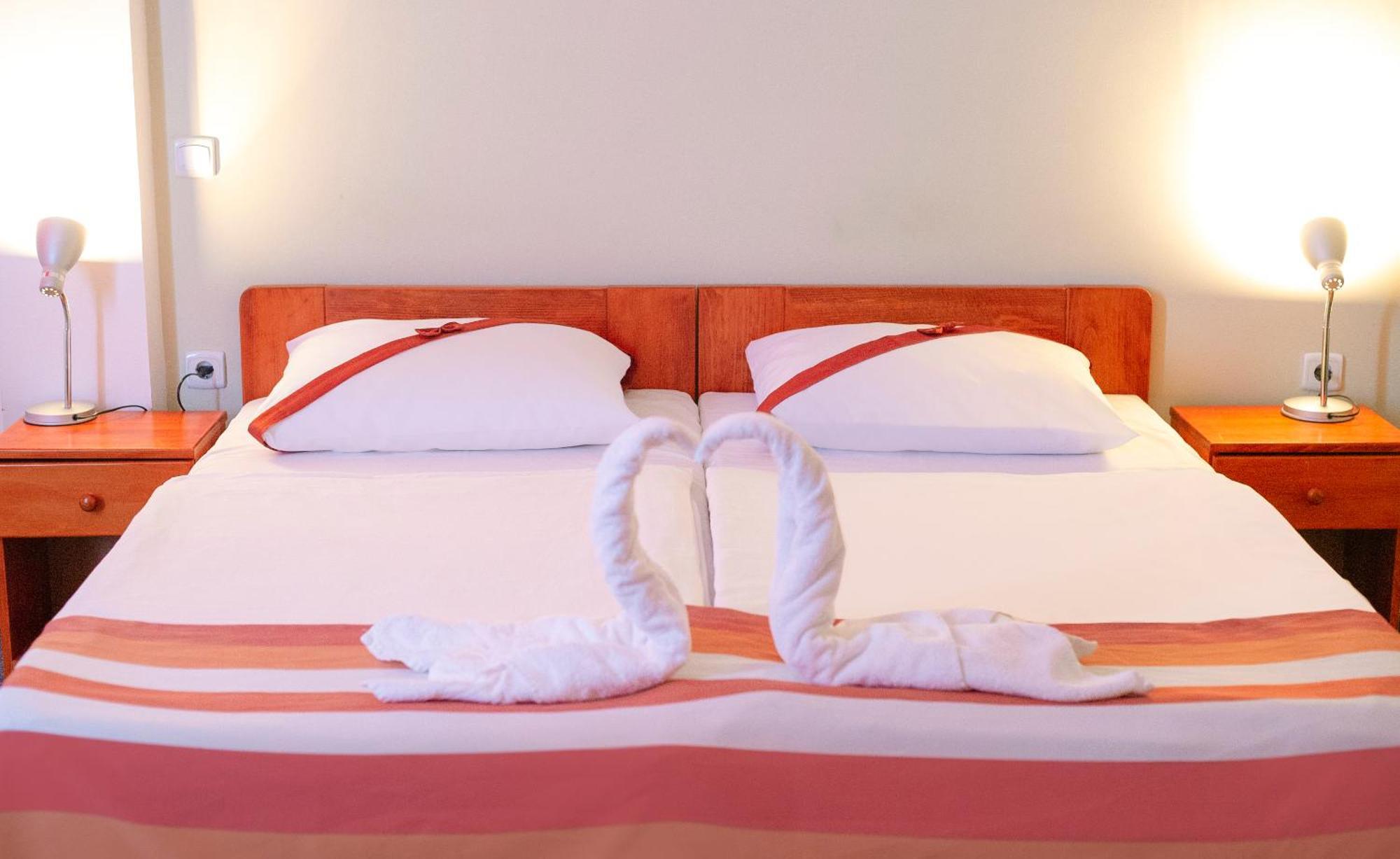 Fordan Hotel Печ Екстериор снимка