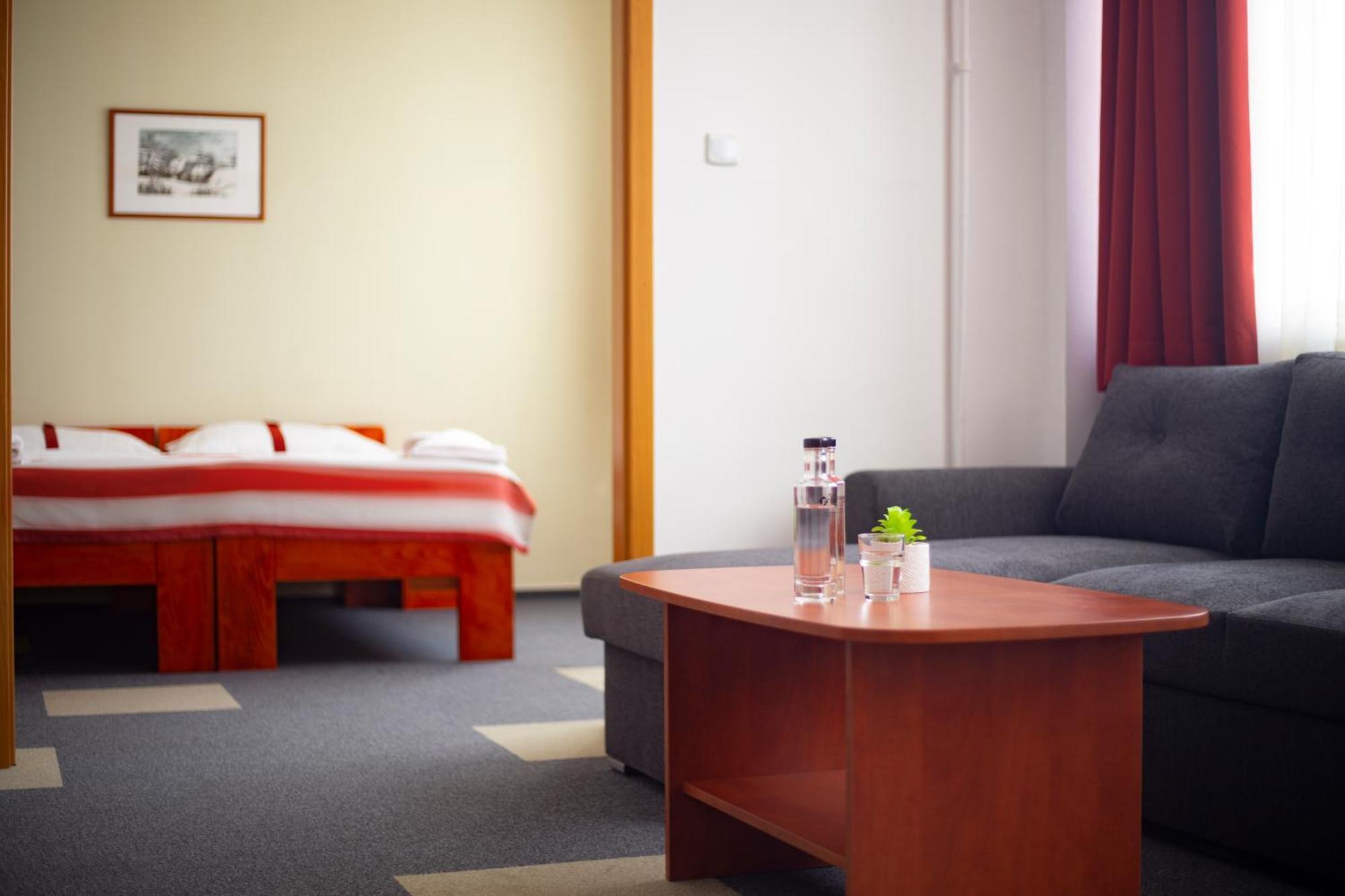 Fordan Hotel Печ Екстериор снимка