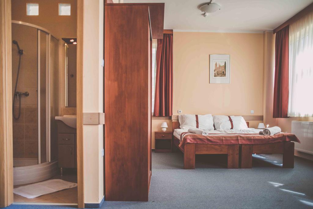 Fordan Hotel Печ Екстериор снимка