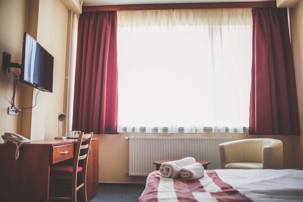 Fordan Hotel Печ Екстериор снимка