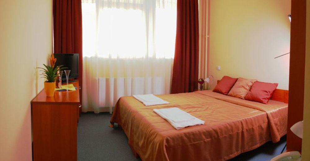 Fordan Hotel Печ Екстериор снимка