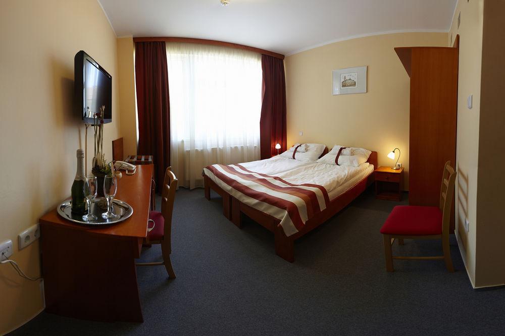 Fordan Hotel Печ Екстериор снимка