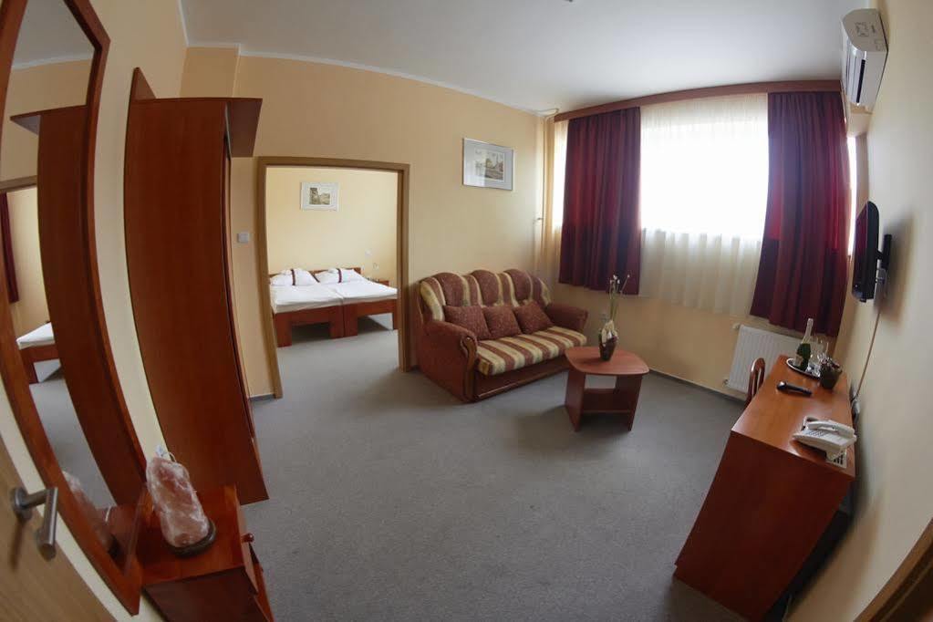 Fordan Hotel Печ Екстериор снимка