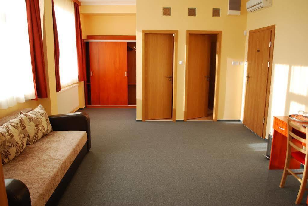 Fordan Hotel Печ Екстериор снимка